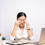 Eye strain and discomfort under fluorescent lighting