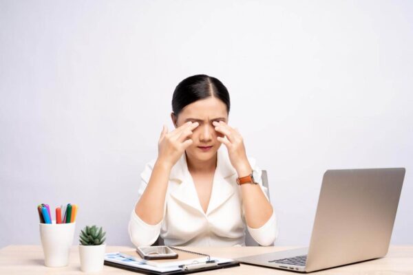 Eye strain and discomfort under fluorescent lighting